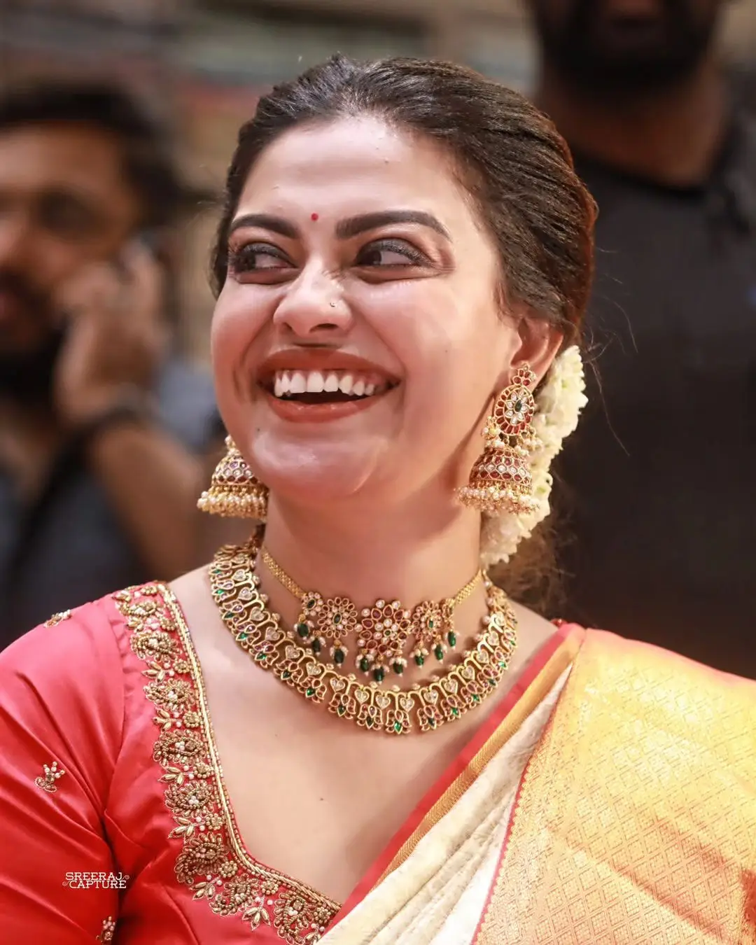 ANUSREE NAIR WEARING BEAUTIFUL EARRINGS JEWELLERY WHITE SAREE ORANGE BLOUSE